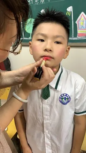 跟张帅哥讲了半天才把口红涂上去