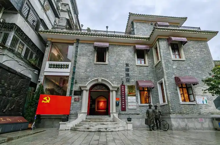 东湖旅店位于惠城区桥东街道办事处上塘街70号,由惠州籍人士翟雨亭于