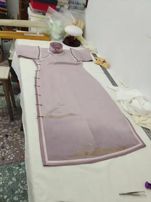 正绢倒大袖短旗袍