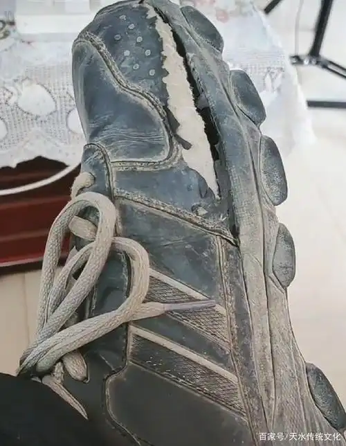 鞋子烂了,破了,是真的舍不得啊