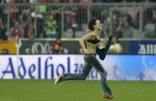 幻灯:安联闯入超级美女 仅穿黑色内衣动作挑逗