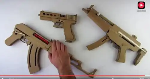 纸板做的玩具枪,带满满一弹匣纸弹