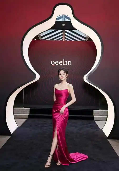 吴宣仪利用宅男女神的迷人魅力,抹身材裙演绎浪漫迷人的时尚魅力