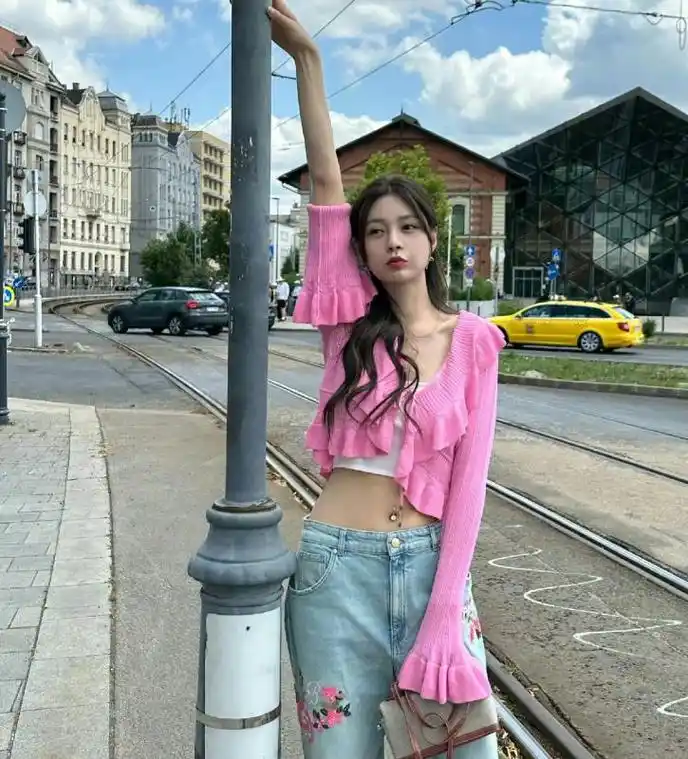 沈梦辰肚脐钉引网友热议!时尚个性还是追求过度?