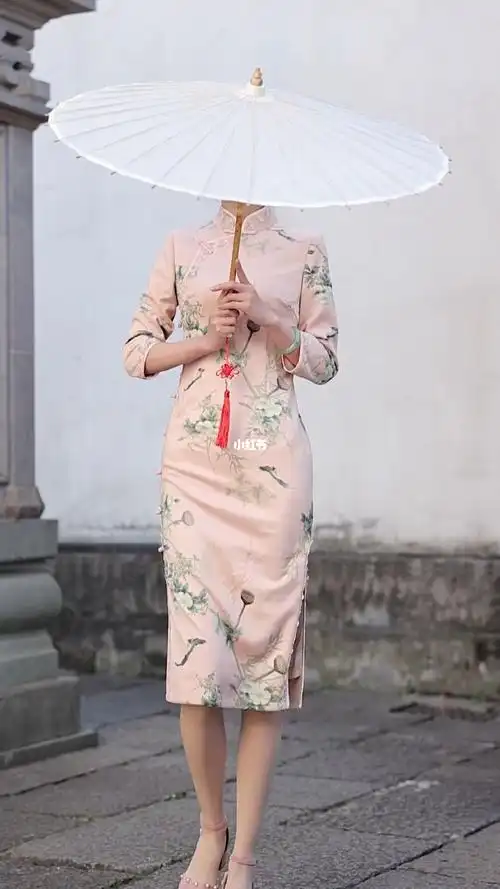 一袭旗袍一把油纸伞走过江南古巷