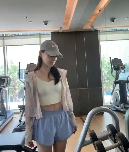 37岁袁姗姗晒健身照,再现"马甲线"女神风采,零赘肉身材美爆了