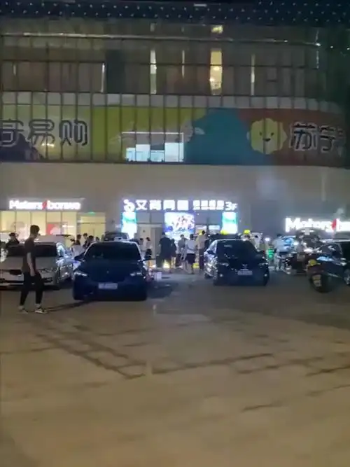 美女居然开911摆地摊