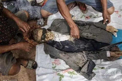 印尼可怕净尸节把死人尸体挖出精心打扮