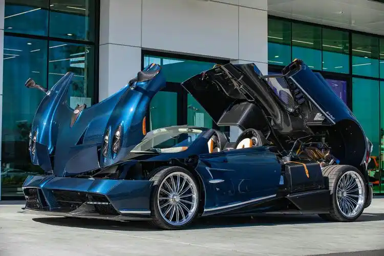 比如说,像这辆帕加尼huayra roadster.