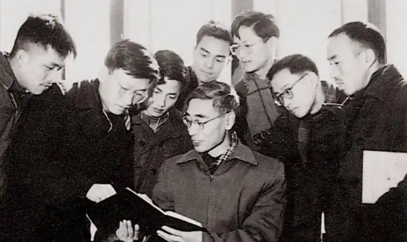 钱学森96岁生日宴上,一眼认出昔日老友,一个问题让二人百感交集