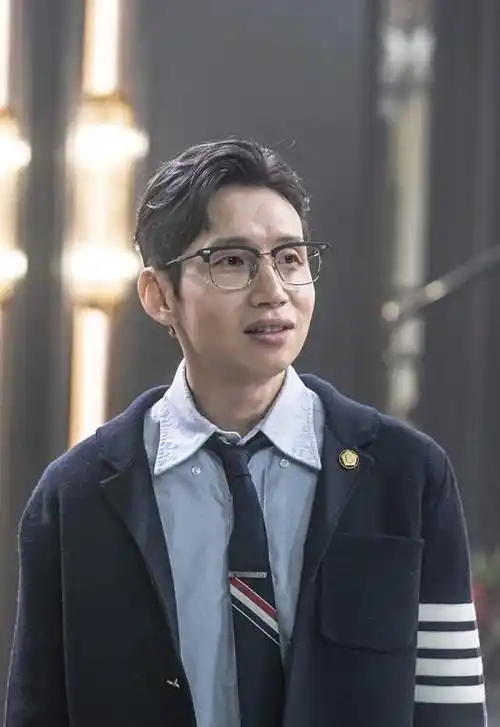 韩国大热剧顶楼第二部中奉太奎将变身为有权势的人