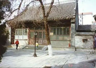 /a>史迹陈列馆是纪念清代文学家,大词人纳兰性德的专题陈列馆