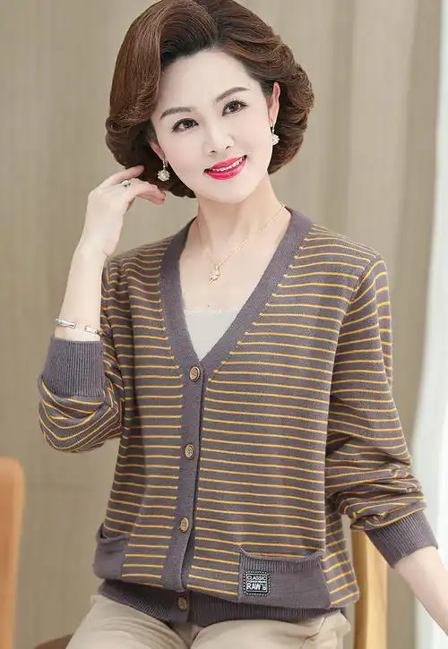 新款中老年女针织毛衣开衫显气质妈妈春秋装外套减龄中年短款上衣咖色