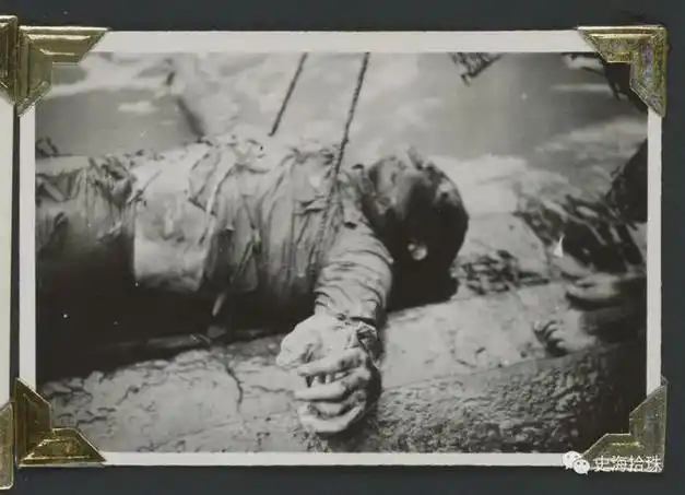 1937年南京,幸存者和外国友人收敛被日军当街斩首的中国平民遗体,粗略