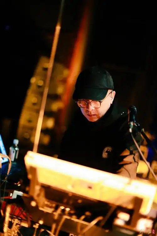 9月26日晚,民谣歌手张玮玮在上海文化广场举办新专辑《沙木黎》首发