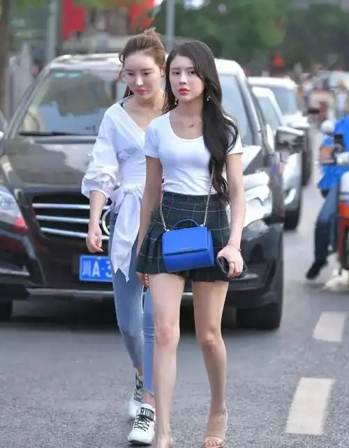 百褶裙如何搭配街头美女的另类穿搭展现不一样的下衣消失