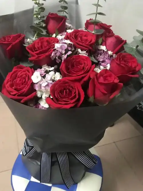 五二零 鲜花速递全国 11朵红玫瑰尤加利花束女友老婆生日祝福礼物