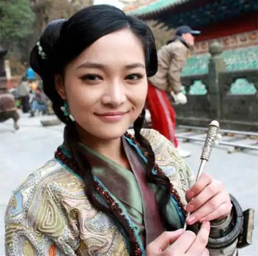 王媛可饰演的殷素素算是中规中矩,何佳怡饰演的纪晓芙扮相不错,但却并