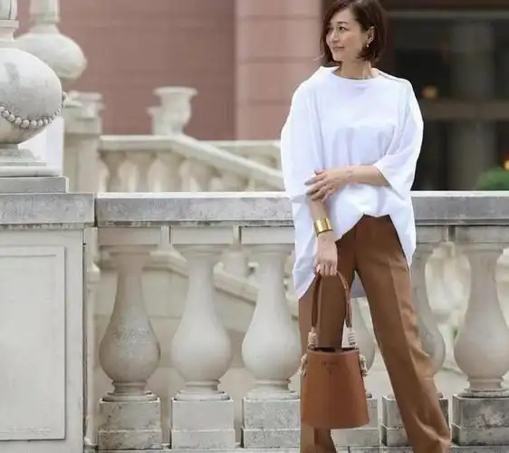 看这三位50 日本博主,优雅知性真高级|减龄|衬衫|穿搭|着装|身材比例