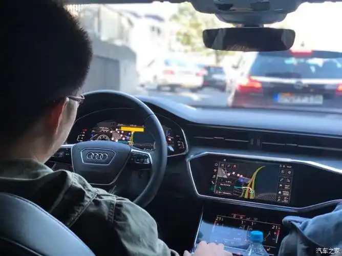 开着19款全新奥迪a6自驾德意志