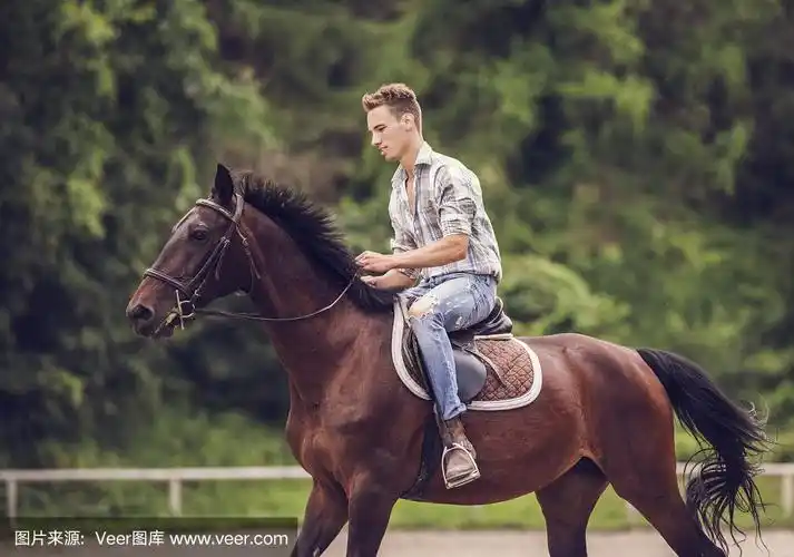 微笑的男人喜欢骑马.