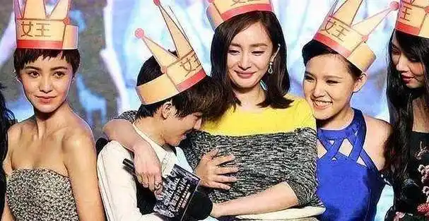 这五位女星耍起流氓简直太没分寸感了,摸裤裆舔脚荡秋千全上来了_节目