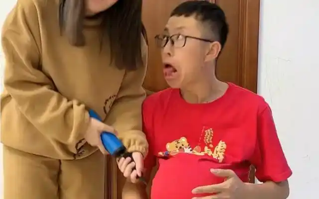 爸爸的肚子特别大,小朋友偷偷的给他的肚子打气,大家猜猜爸爸的肚子