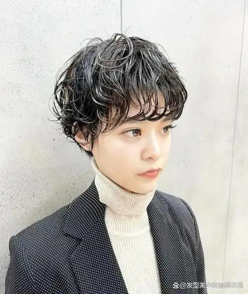 整体发型的设计,以微卷作为主体,卷度刚刚好,层次感非常分明,随意的