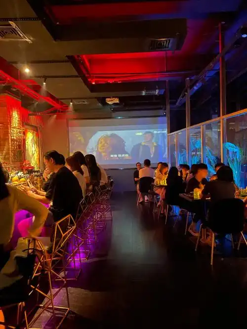 武汉酒吧 |可以看电影的氛围感小众酒吧99