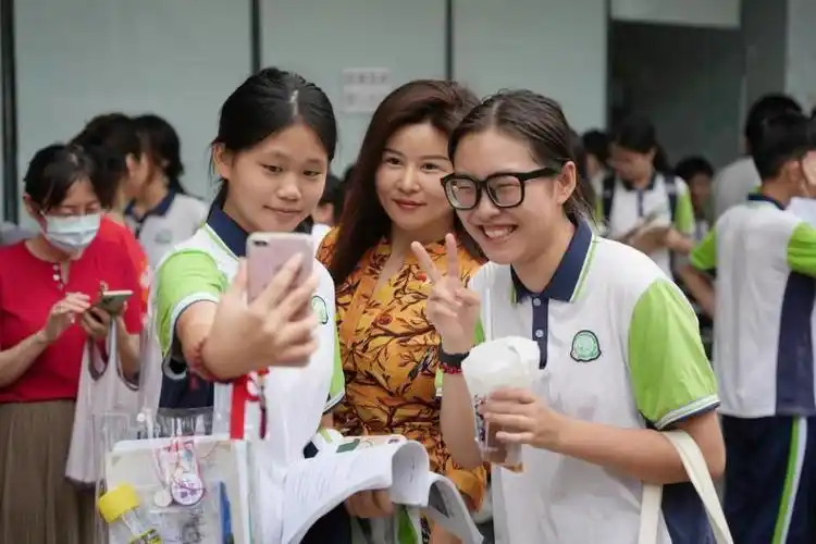 在广州市第一一三中学(东方校区)门口,人群被划分出了鲜明的颜色