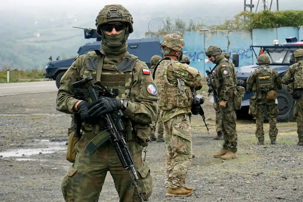 塞尔维亚与科索沃达成缓和局势协议后维和部队在两国边境巡逻