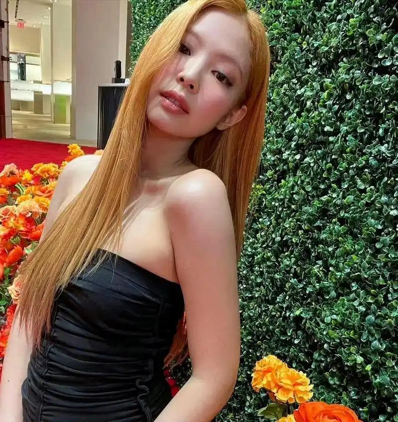 jennie的头发质量变得很差,因为她漂过金发.