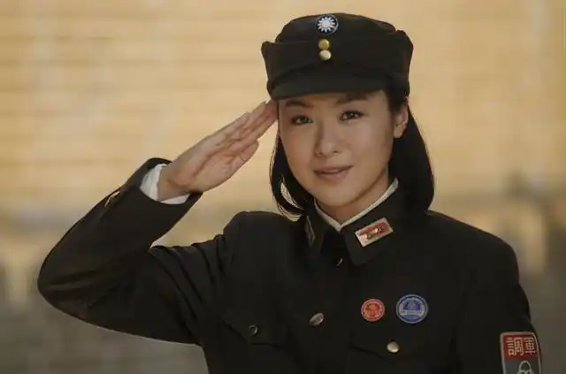 《潜伏》更是一部口碑之作,沈傲君演的是孙红雷的未婚妻,戏份也不少