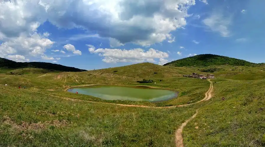 南与河南省济源市交界,属中条山森林公园一部分,与著名的中条山舜王坪