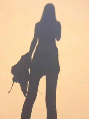 看人造的花朵 听不同的言语 一到那月升 便渴望故乡的影子 简