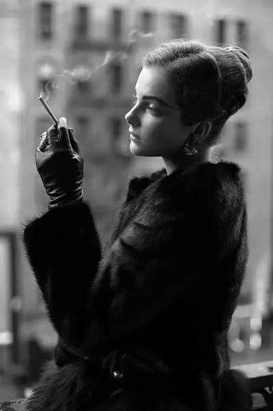 颓废伤感女生吸烟图片素材:姐吸的不是烟,是寂寞