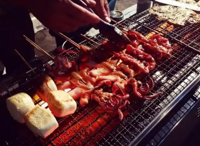 朋友烧烤摊开张,女子来捧场,从晚7点吃到12点,收200元不乐意了