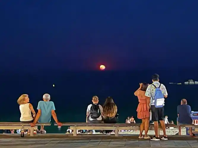 在巴塞罗那海边偶遇了一场浪漫