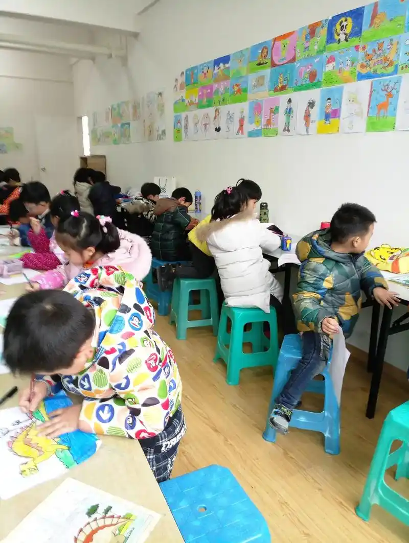 【逸飞美术】分享画室学生上课场景 - 抖音