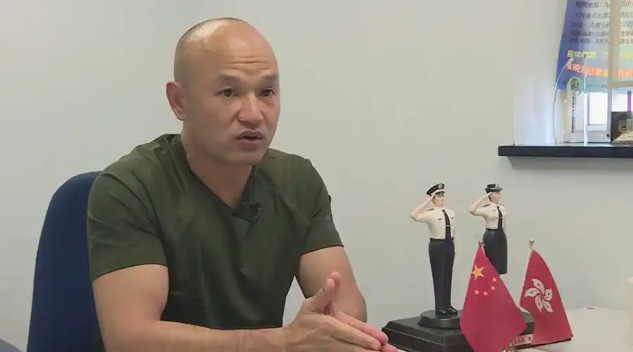 香港警务处机动部队警署警长刘泽基举枪的画面被媒体拍下