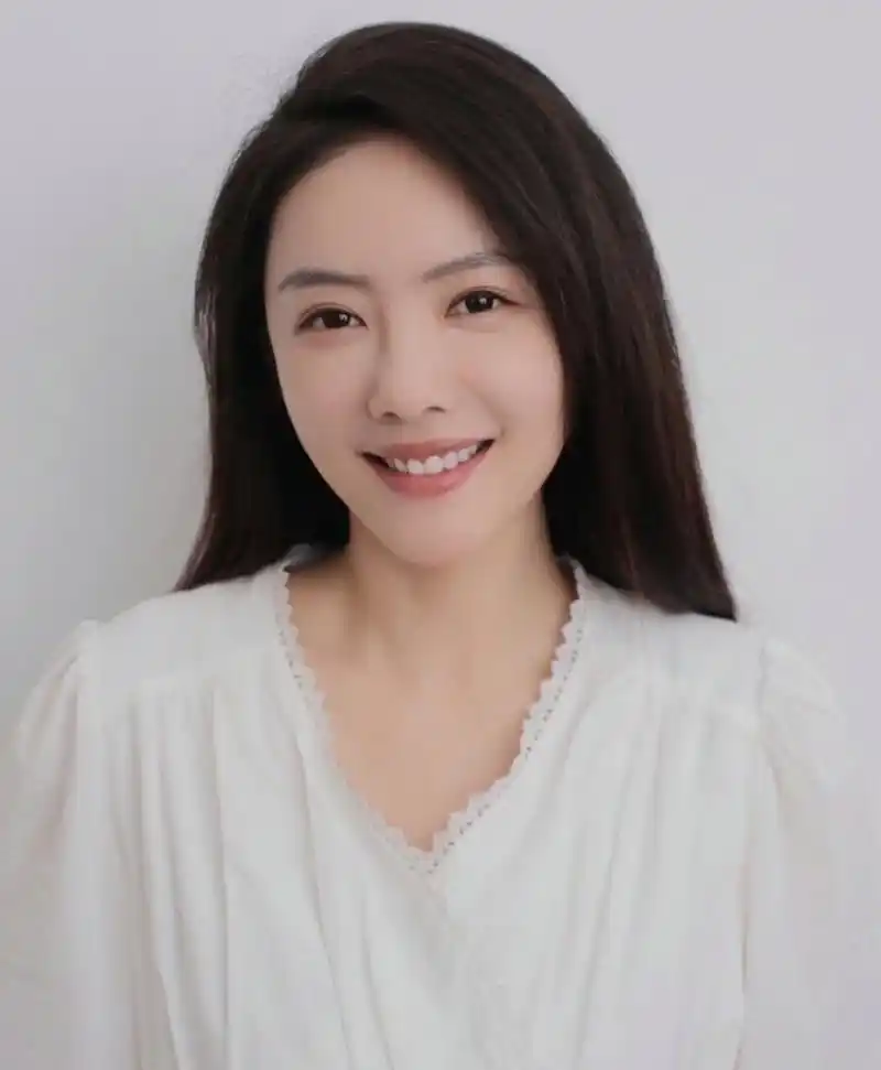 蔡文静晒纯白风格日常照,温婉可人的模样特别端庄,就是剧本里大家闺秀