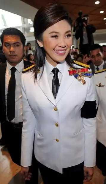 泰国候任总理英拉穿军装亮相