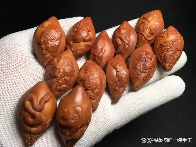 橄榄核雕手串苏工雕刻十大名家排名——吴光云核雕《十二生肖》