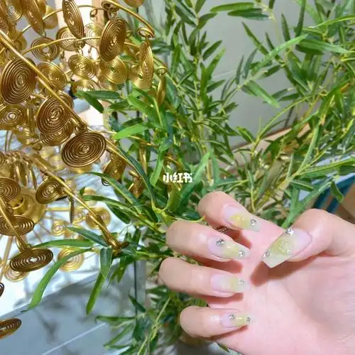 姐妹们赶紧冲～决绝好看啊#冰透绿色美甲  #绿色美甲  #夏天美甲