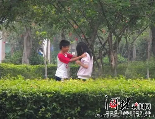 10岁小学生公园亲热照疯传