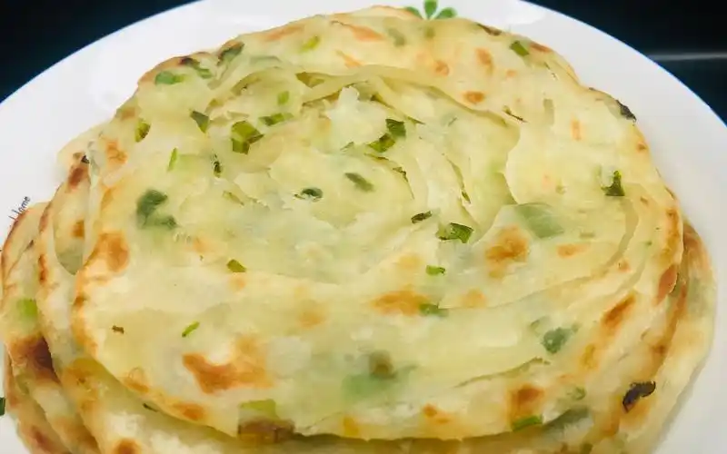 葱花饼家常做法,拉一拉卷一卷,葱香味十足,外酥里软又多层