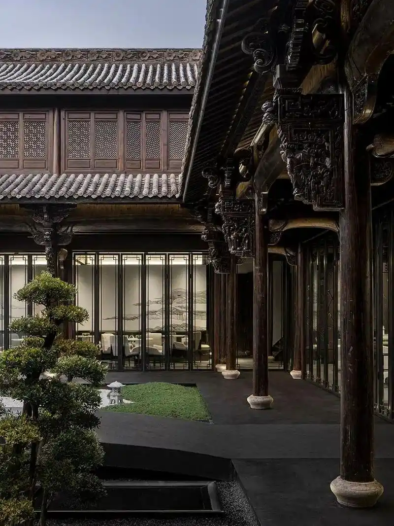 【徽派古建筑详解——天井】 为宅院中房与房之间的露天空地,用以采光