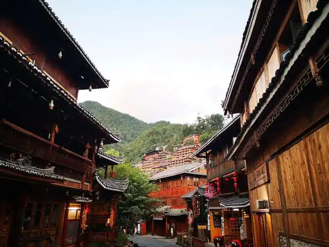 苗家特色木制吊脚楼