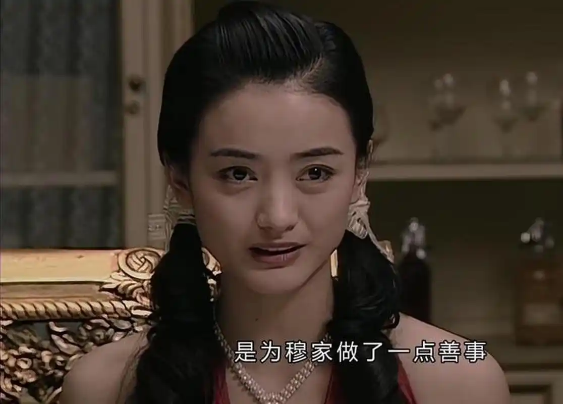 在《潜伏》中虽然穆晚秋是穆连成的亲侄女,但在生死利益之下,穆连成也