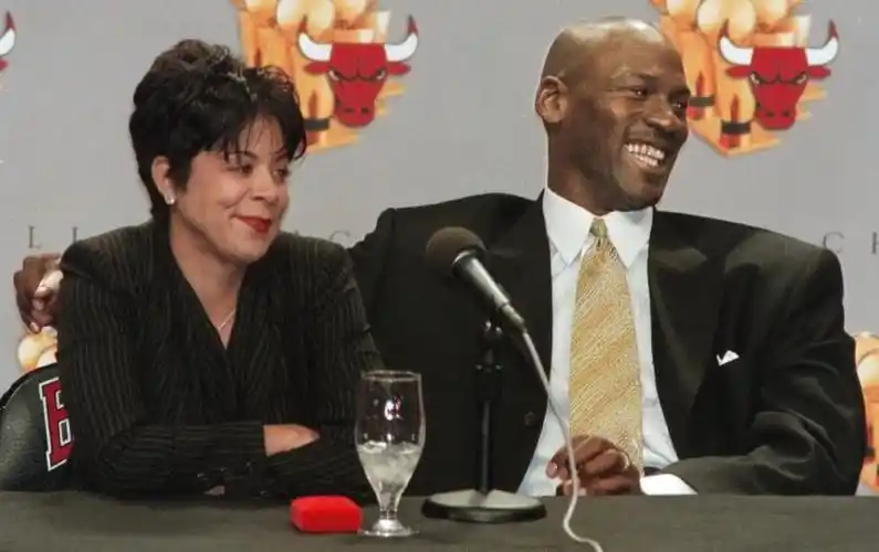 与乔丹离婚,拿走1.68亿美元和一栋庄园后,她选择过另一种生活